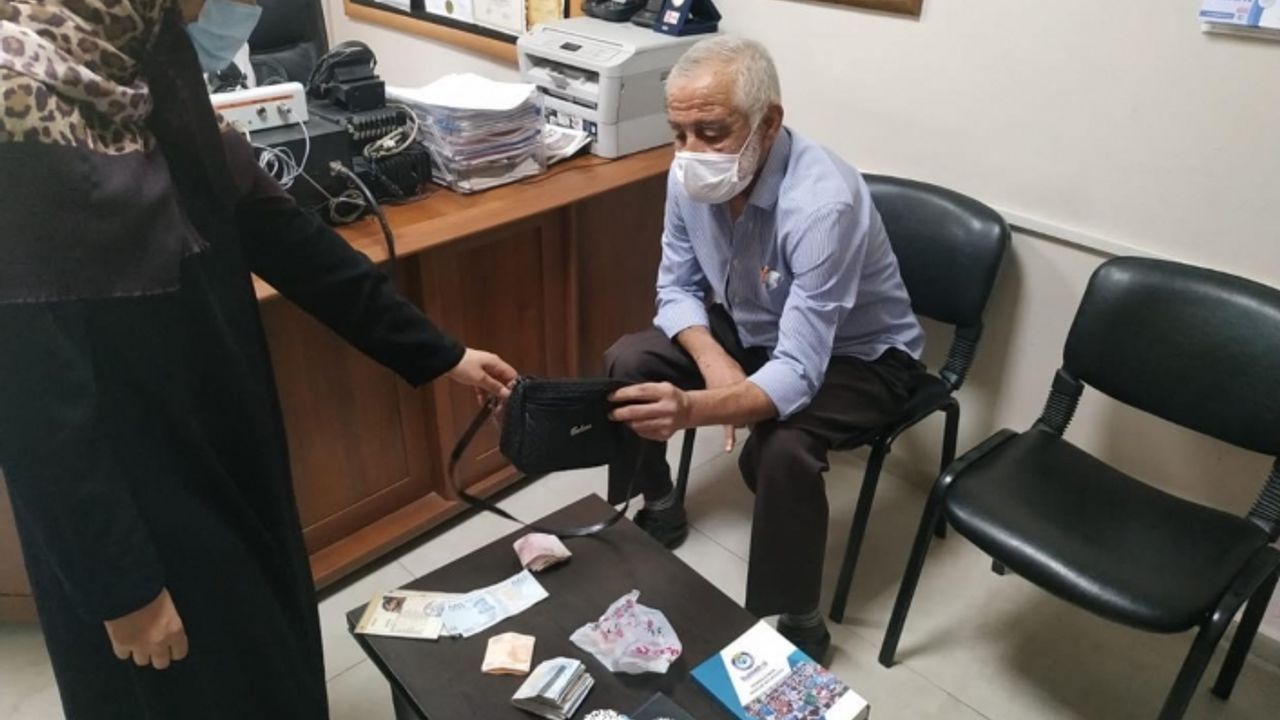 Para dolu çanta sahibine teslim edildi