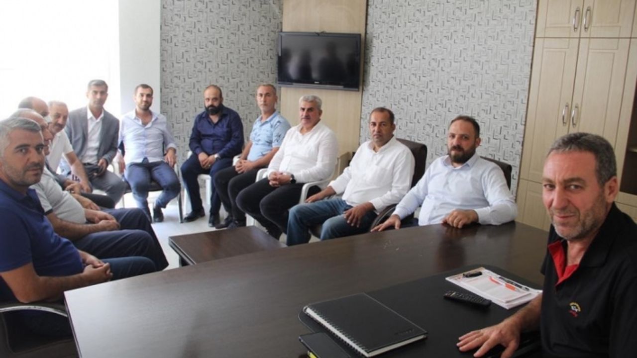 Yarış, AK Parti’nin önceki dönem ilçe başkanlarını ziyaret ediyor