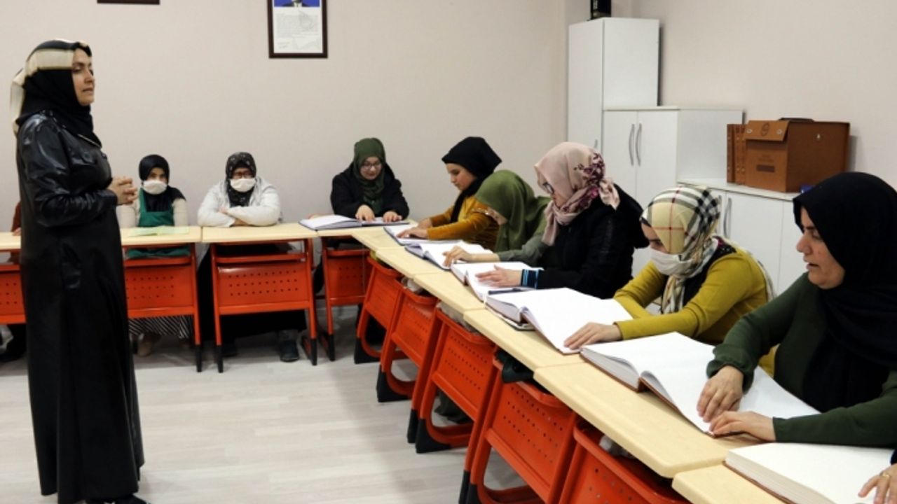Şanlıurfa'da görme engelliler mukabele geleneğini Braille alfabesiyle sürdürüyor