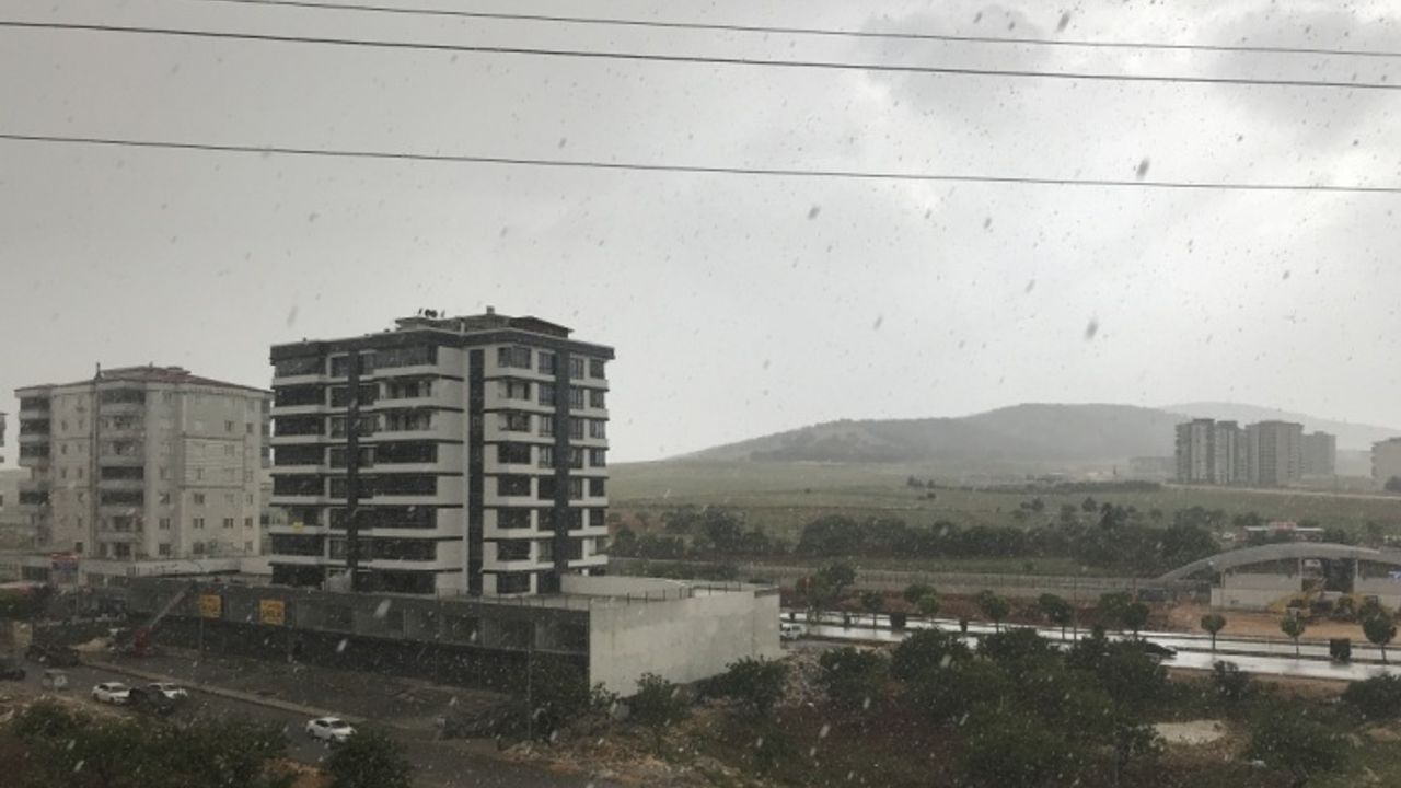 Gaziantep'te sağanak ve dolu yağışı hayatı olumsuz etkiledi
