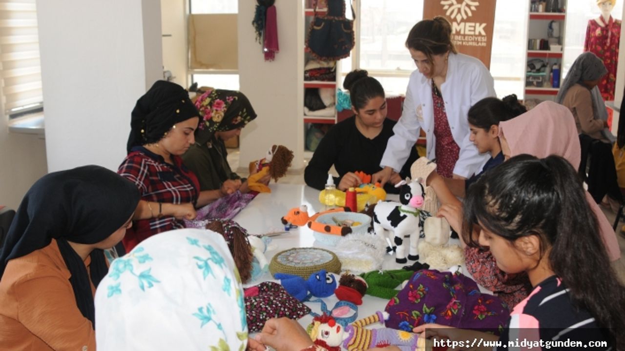 Mardin'de kırsal mahallelerde kadınlara meslek eğitimi veriliyor