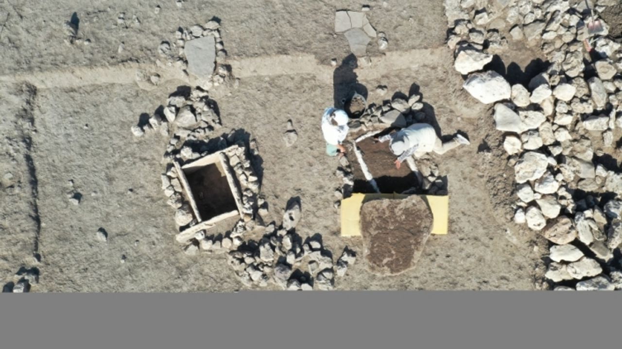 Uygarlık tarihine ışık tutan Çayönü'nde sandık tipi 3 yeni mezar daha bulundu