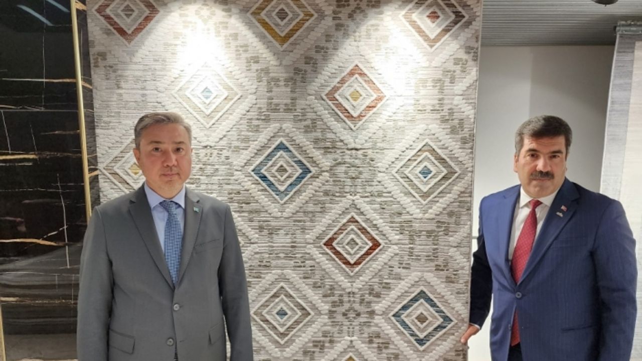 Kazakistan'ın Ankara Büyükelçisi Sapiyev, Güneydoğulu halıcıları ziyaret etti