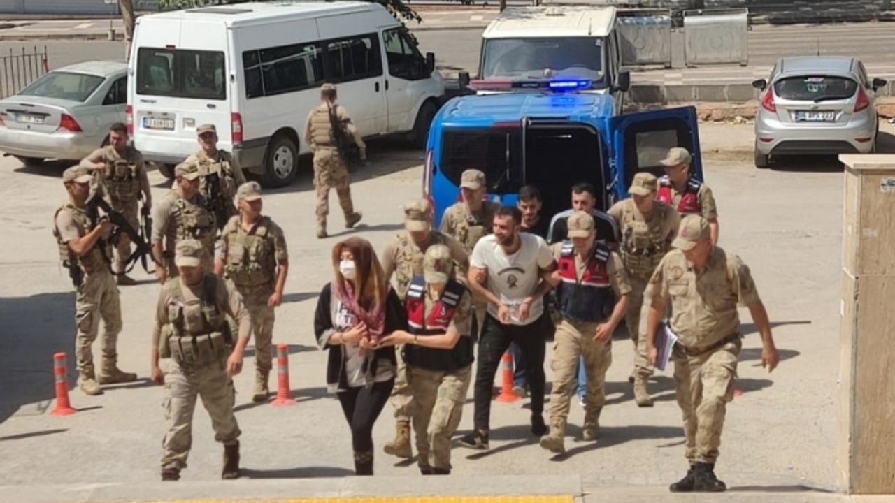 Şanlıurfa'da otomobilden hırsızlık yaptıkları iddiasıyla 3 şüpheli tutuklandı