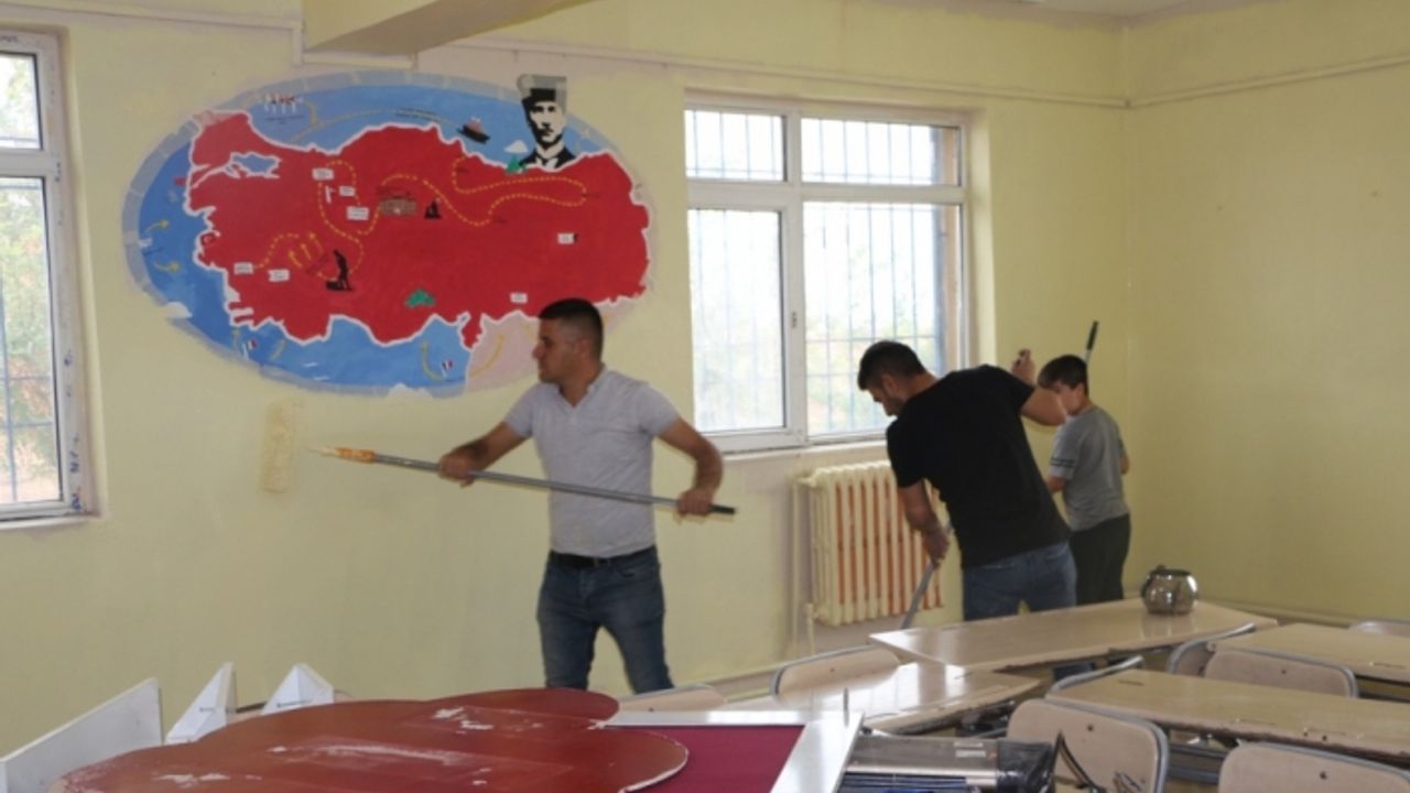 Şırnak'ta mezradaki okul öğretmen, öğrenci ve veli dayanışmasıyla boyandı