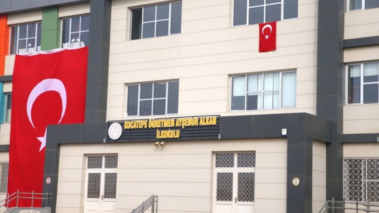YPG/PKK'lı teröristlerin hayattan kopardığı öğretmen Ayşenur Alkan'ın adı görev yaptığı okula verildi