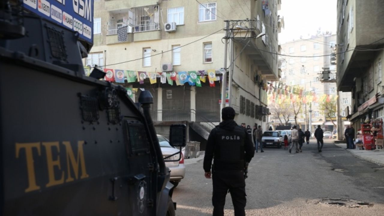 Diyarbakır merkezli 9 ilde terör örgütü PKK'ya yönelik operasyonda 14 kişi yakalandı