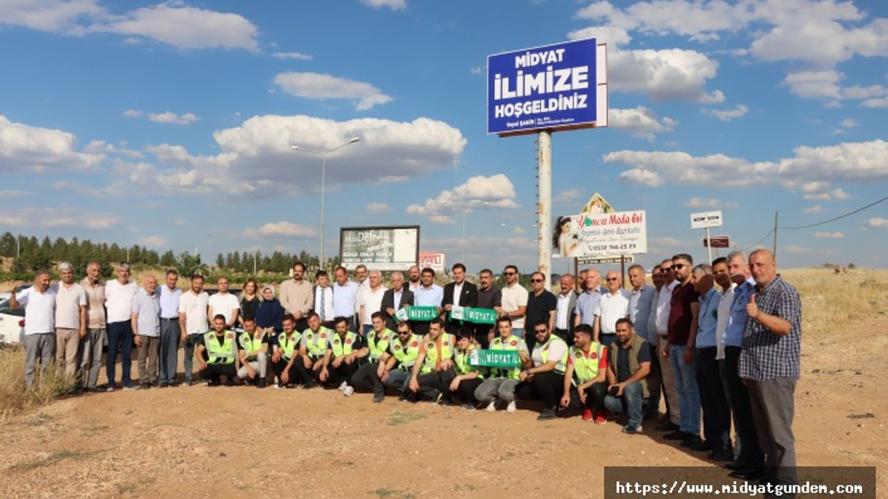 İl Olmayı Bekleyen Midyat 'İlimize Hoş Geldiniz' Tabelası Asıldı