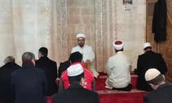 Midyat’ta Depremlerde hayatını kaybedenler için sabah namazında dua edildi