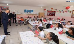 Vali Akkoyun, Karne Dağıtım Törenine Katılarak Öğrencilerin Sevincine Ortak Oldu