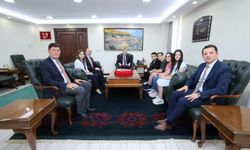 Vali Akkoyun, LGS Türkiye Birincisi Öğrencileri Makamında Ağırladı