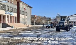 Midyat'ta Kar Seferberliği: Mahsur Kalan Ambulans Kurtarıldı