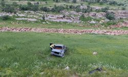 Midyat-Nusaybin Yolunda  Araç Şarampole Devrildi: 1 Yaralı