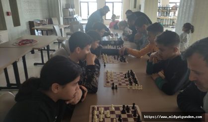 Midyat’taki depremzede çocuk ve gençlere satranç eğitimi veriliyor
