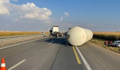 MARDİN - LPG yüklü tanker ile otomobilin çarpıştığı kazada 3 kişi yaralandı
