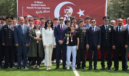 Midyat’ta 19 Mayıs Coşkusu! Protokol Gençlerle Halay Çekti
