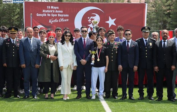 Midyat’ta 19 Mayıs Coşkusu! Protokol Gençlerle Halay Çekti