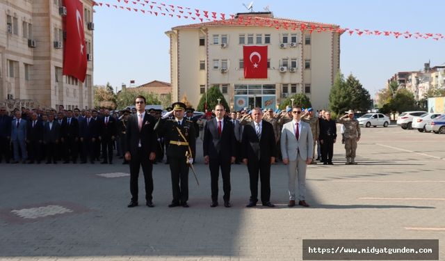 Midyat’ta Cumhuriyet Bayramı’nın 100. yılı çelenk sunumuyla başladı