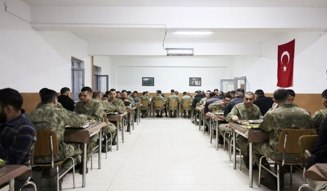 Vali Akkoyun, sınırda görev yapan askerlerle iftar yaptı