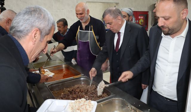 Başkan Şahin, belediye çalışanları iftar sofrasında buluştu