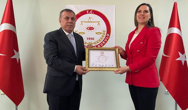 Midyat Belediye Başkanı Veysi Şahin mazbatasını aldı
