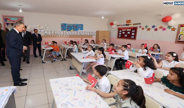 Vali Akkoyun, Karne Dağıtım Törenine Katılarak Öğrencilerin Sevincine Ortak Oldu
