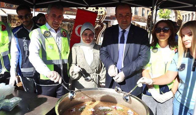 Midyat’ta Muharrem Ayı Dolayısıyla Aşure Dağıtıldı