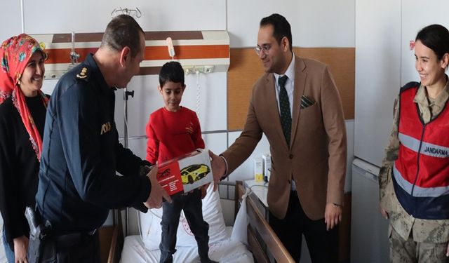 "Gülümse Midyat, Umut Çocuklarda" Projesinin 2. Etabı Hastane Servislerine Neşe Taşıdı