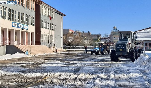 Midyat'ta Kar Seferberliği: Mahsur Kalan Ambulans Kurtarıldı