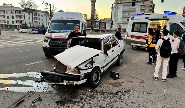 Midyat’ta Yolcu Minibüsü ile Otomobil Çarpıştı: 6 Yaralı