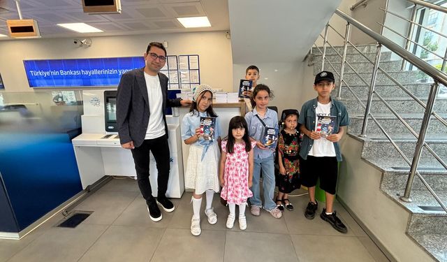 Midyat'ta Karnesini Getiren Öğrencilere Kitap Hediyesi
