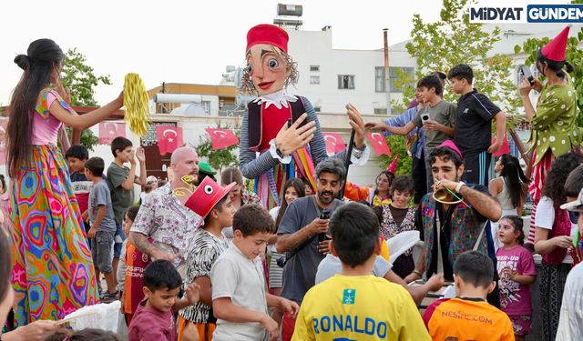Midyat’ta “Uçan Halı” coşkusu: 22 ülkeden 58 sanatçı çocuklarla buluştu