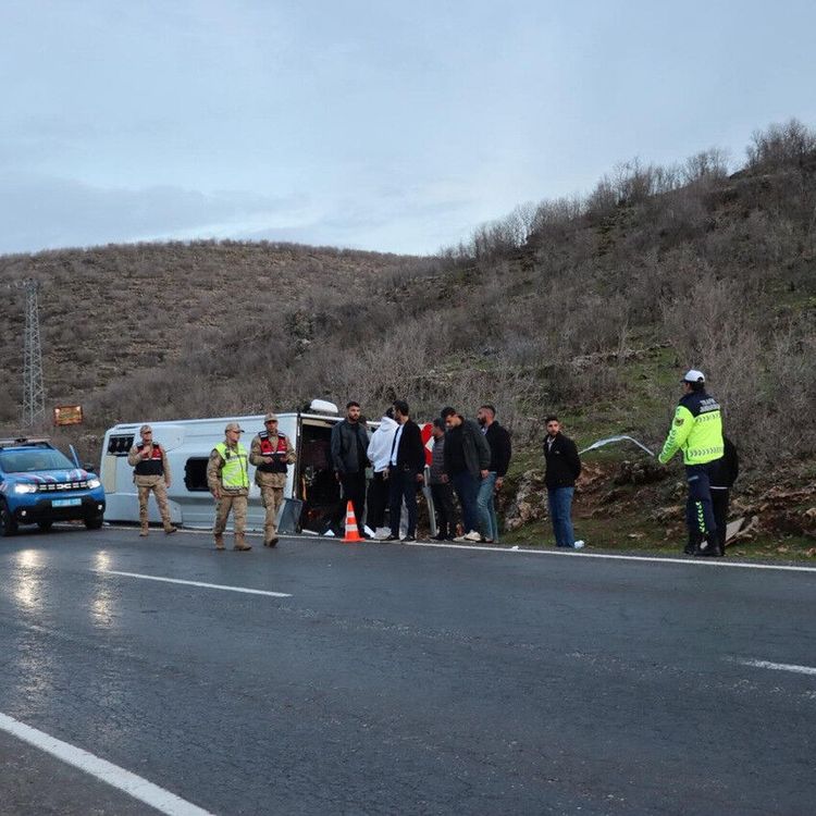 Midyat'ta yolcu midibüsü devrildi: 24 yaralı