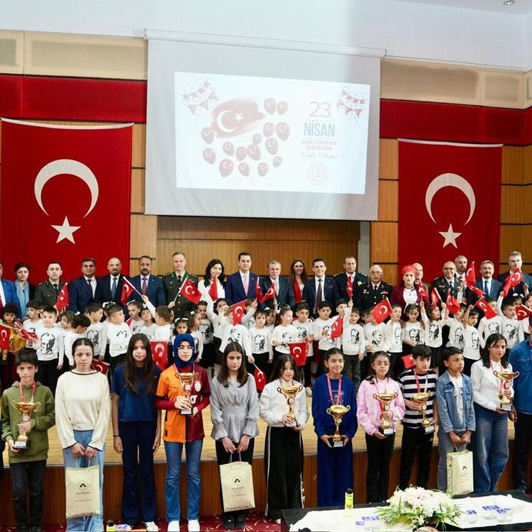 Midyat’ta 23 Nisan Coşkusu: Çocuklar Bayramlarını Kutladı