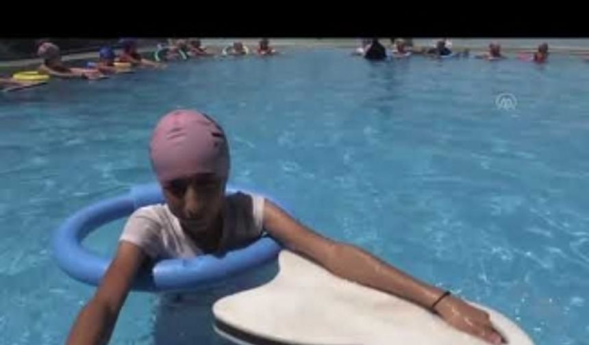 Mardin'de kırsal mahallede açılan havuzda kız çocukları yüzme öğreniyor