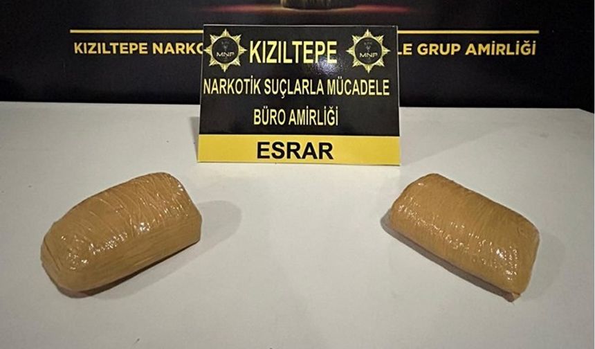 Üzerinde toz esrar ele geçirilen şüpheli tutuklandı.