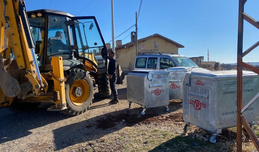 Savur’da, kırsal mahallere çöp konteyneri dağıtıldı