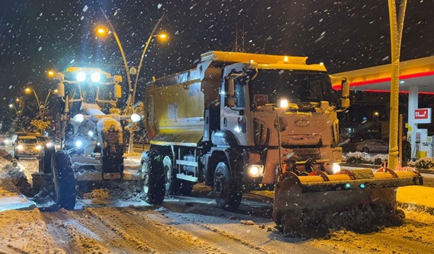 Midyat’ta Kar Mesaisi: Belediye Ekipleri Teyakkuzda!
