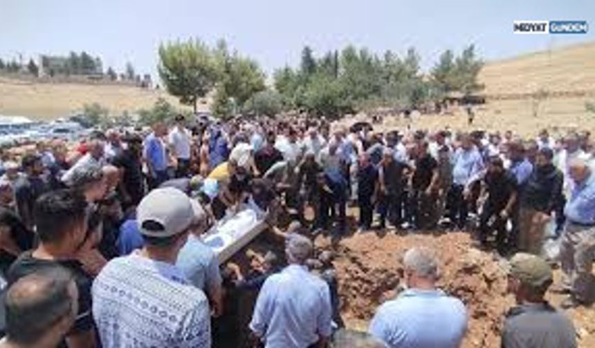 İzmir’de Hayatını Kaybeden 3 Kardeş Mardin’de Yan Yana Defnedildi