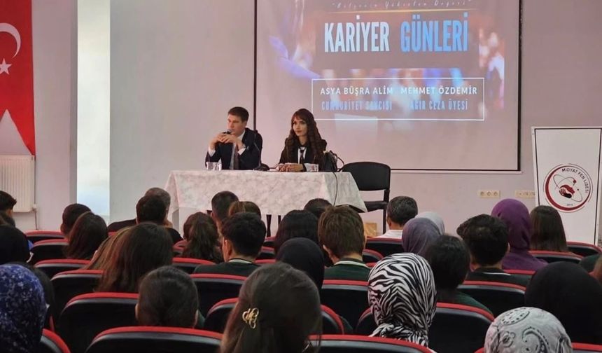 Öğrenciler Hukukçularla Buluştu