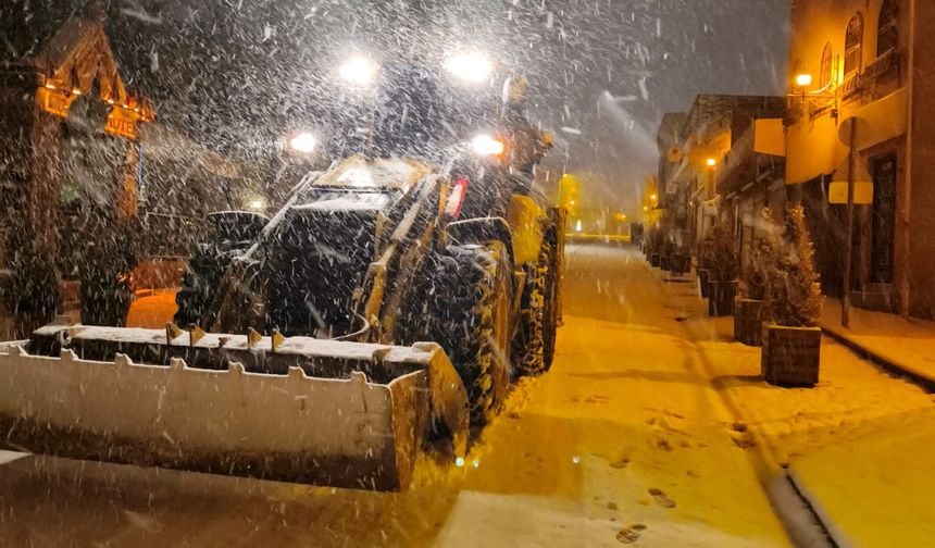 Mardin’de Kar Mesaisi: Büyükşehir Ekipleri Geceyi Sokakta Geçirdi