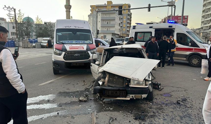Midyat’ta Yolcu Minibüsü ile Otomobil Çarpıştı: 6 Yaralı