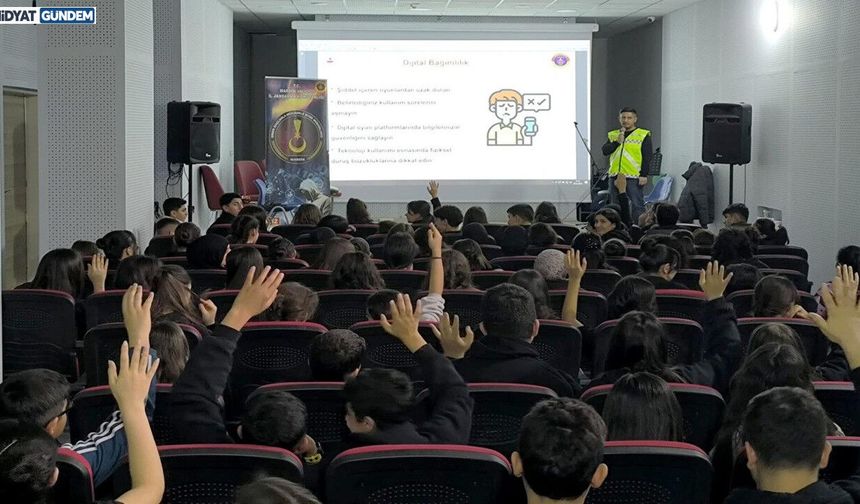 Mardin'de Jandarmadan Öğrencilere Siber Kalkan