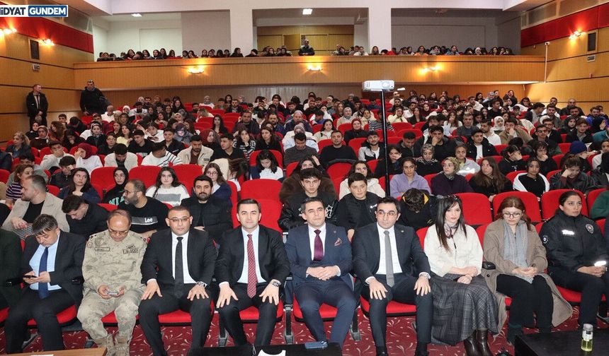 Midyat’ta Gençlere Yönelik Bilişim Suçları Konferansı Düzenlendi