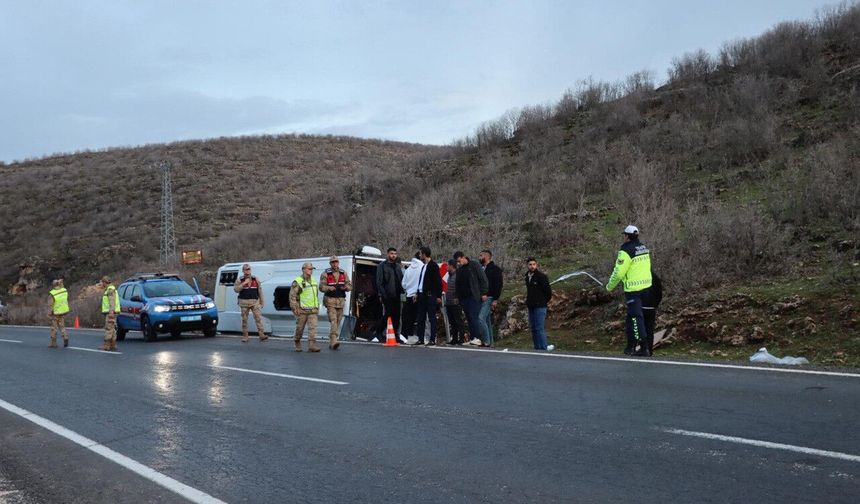 Midyat'ta yolcu midibüsü devrildi: 24 yaralı