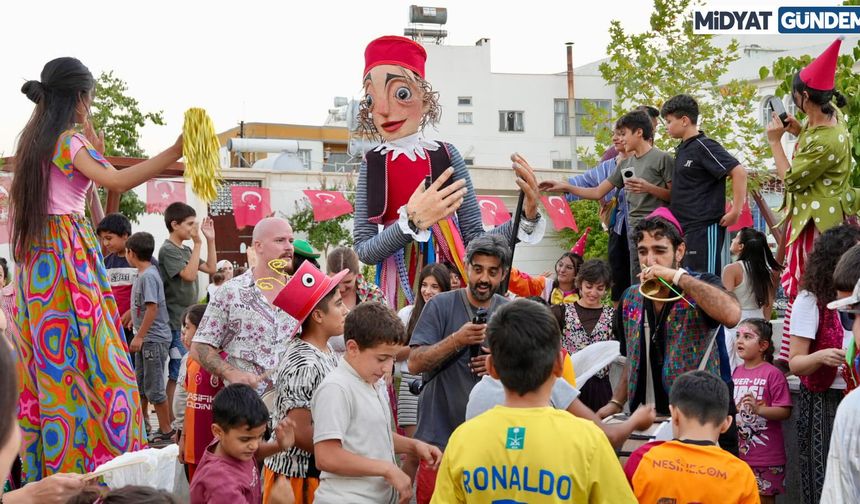 Midyat’ta “Uçan Halı” coşkusu: 22 ülkeden 58 sanatçı çocuklarla buluştu