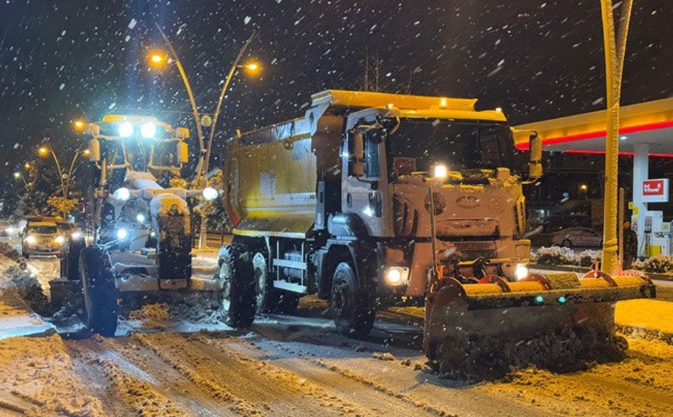 Midyat’ta Kar Mesaisi: Belediye Ekipleri Teyakkuzda!