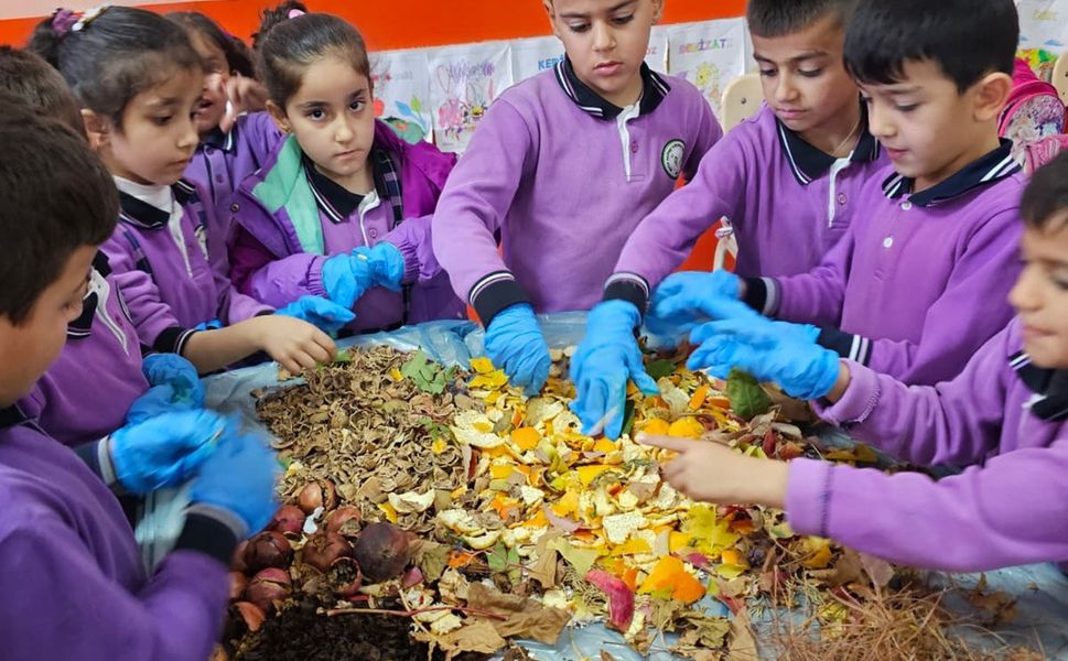 Minik Ellerden Büyük Adım: Gazipaşa İlkokulu 1-A Sınıfı’ndan Örnek Kompost Projesi