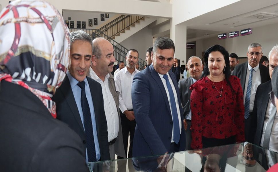 Midyat Sanat ve Tasarım Fakültesi koridorlarında sergilenen eserler büyük ilgi gördü.