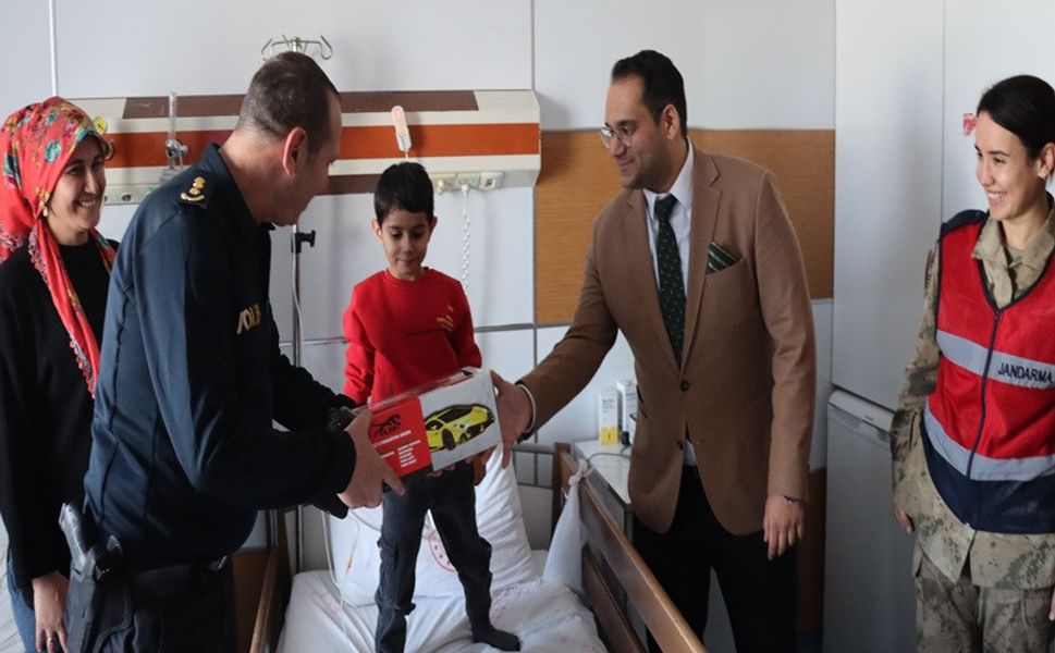 "Gülümse Midyat, Umut Çocuklarda" Projesinin 2. Etabı Hastane Servislerine Neşe Taşıdı